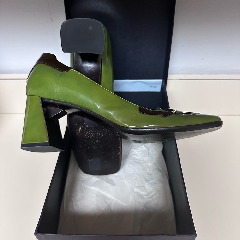 Prada Elegant Green Women's Block Heel Shoes - Picture 4 of 4